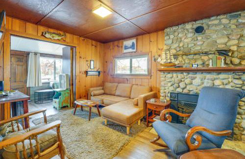 Hunting & Fishing Base! Rustic Otter Lake Cabin - Foto 6