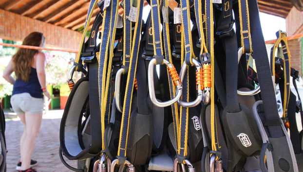 Equipo de seguridad preparado para el circuito de tirolinas