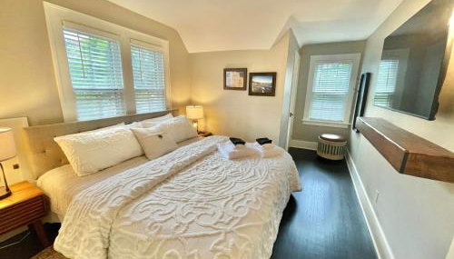 Walk Downtown & River Stylish Cozy Stay w Huge Porch - Foto 3