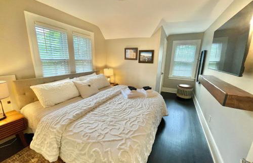 Walk Downtown & River Stylish Cozy Stay w Huge Porch - Foto 3