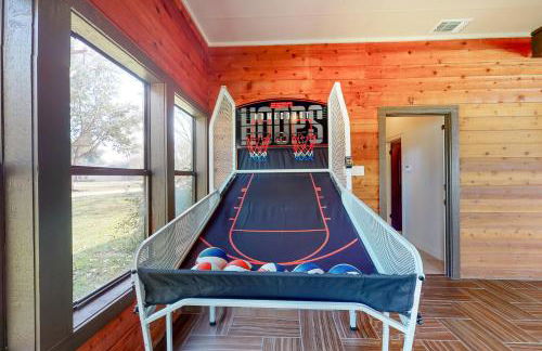 Lakefront home with hot tub, dock, kayaks, central AC, & great lake views - Foto 26