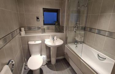 2 Bedroom 2 Bath Apartment, sleeps 4, Town Centre - Foto 3