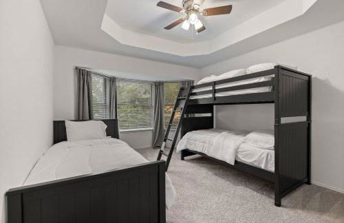 New Luxury Getaway - Two King Beds, Heated Pool, Outdoor Grill & 1Gbps Wifi - Photo 2