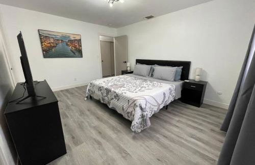 Entire Modern House with King bed & 65inTV - Foto 7