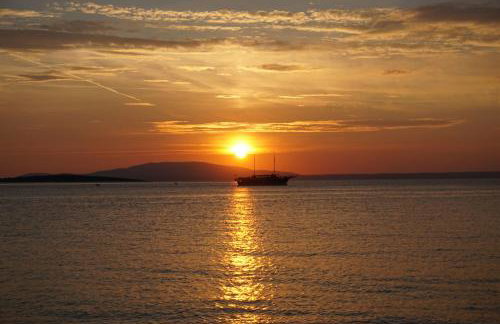 Apartments Ivan Sea View in Peaceful Lun - Photo 5