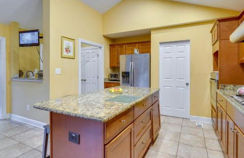 Spacious Lakefront Apt with Deck in Fayetteville! - Foto 12