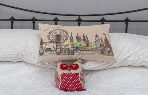 Beautiful Redbrick Home in Ruthin Centre & Parking - Photo 2