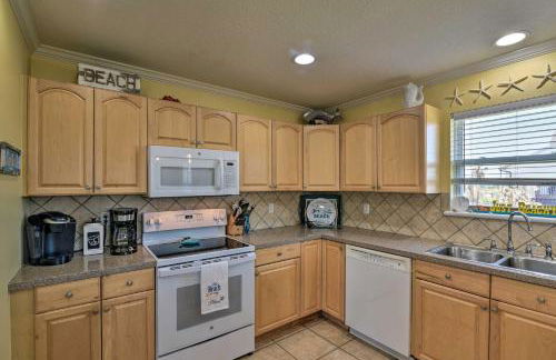 Walk to Galveston Beach Pet-Friendly Home with Deck - Foto 9