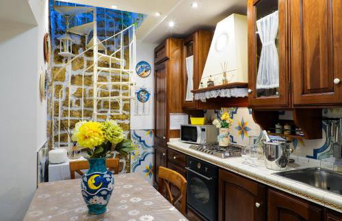 Giallo Napoletano Home - Photo 30
