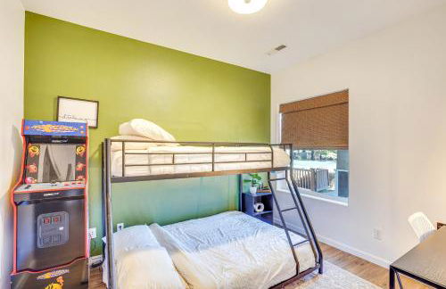 Charming Bend Home with Porch and Yard Great Location - Foto 16