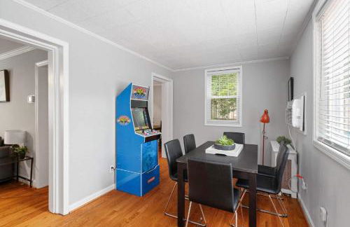 Charming Townhouse Retreat by CozySuites - Foto 30