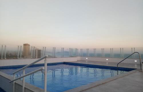 Prédio com piscina na cobertura frente ao mar,apartamento para até 6 pessoas e 3 crianças até 8 anos, churrasqueira na sacada, Wi-Fi grátis, rede de proteção, NÃO oferecemos roupas de cama e banho, 1 vaga de garagem, na Praia Grande-Vila Mirim - Foto 2