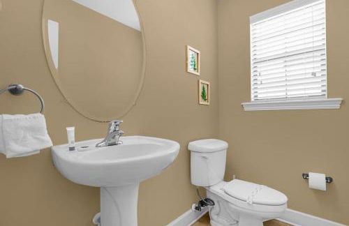 Cozy & Elegant 4BR Enchanted Townhouse - 1 Mile to Disney with Resort Pool, Gym, & Jacuzzi - Photo 19