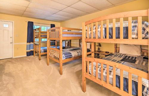 Deck with Fireplace Pet-Friendly Lake Lure Retreat - Foto 30