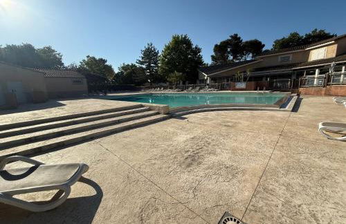 Maison dans village vacances avec piscine - Photo 18