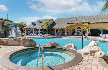 Near Disney - 5BR Home- Games Pool Hot Tub & BBQ - Foto 27