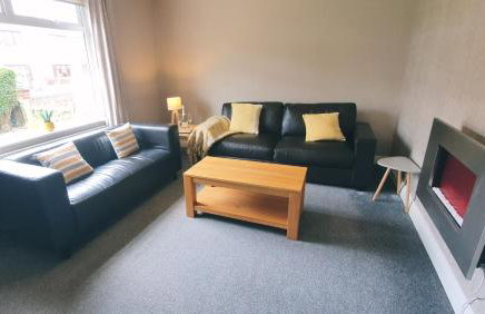 Free Parking, Ideal for long term contractor, etc stays, Fast WIFI, 3 miles 7 mins drive to Nissan, 15 mins to Sunderland Newcastle, Regular Housekeeping Options - Dwellcome Home Ltd 3 DOUBLE Bedroom House Boldon - see our site for assurance - Foto 7