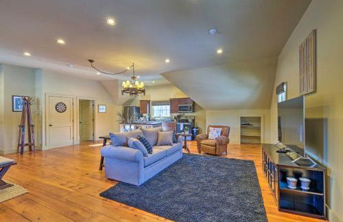 Luxe Green Barn Near Skiing with Mt Equinox Views! - Foto 4