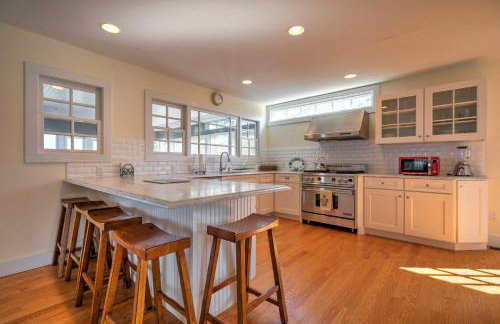 Luxe Waterfront East Quogue Home with Beach On-Site! - Foto 4