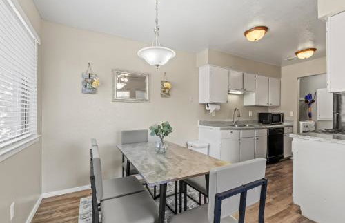 Alder Stay 3BD Townhome in Heart of Arlington - Foto 9