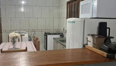 Casa inteira em terreno individual, pet friendly, vaga para 3 carros, wifi, home office - Foto 3