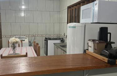 Casa inteira em terreno individual, pet friendly, vaga para 3 carros, wifi, home office - Foto 3