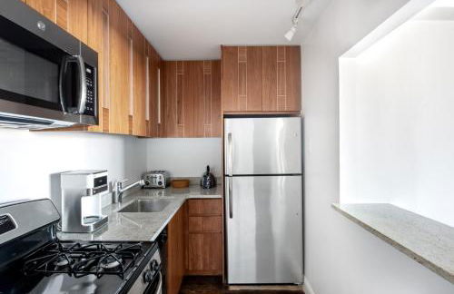 UES 1BR w Gym Doorman Balcony Stunning Roof NYC-503 - Foto 7