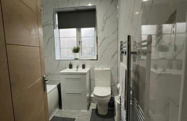 Luxury 2 Bed Apartment, Sleeps 6 with Sofa bed, Close to Sale Town & Tram Station - Photo 9