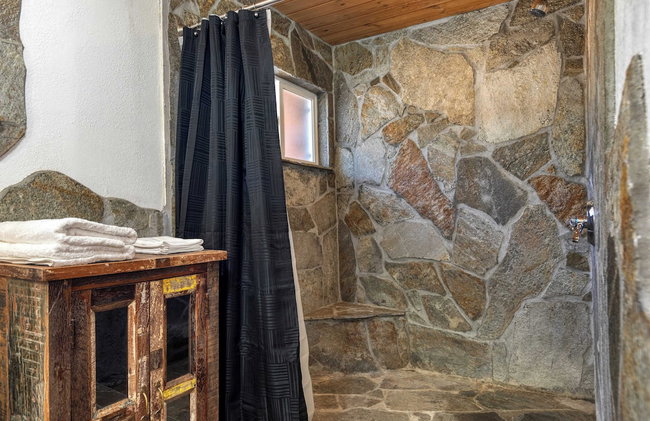 Pinetree Place by Avantstay Group Cabin w/ Hot Tub Minutes to the Lake - Photo 45