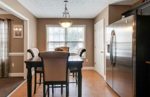 6BR Home • Spacious Yard + Grill • Peaceful Suburb - Foto 7