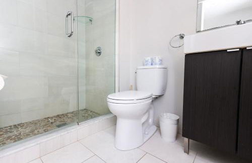 A Stylish Stay w/ a Queen Bed, Heated Floors.. #26 - Foto 4