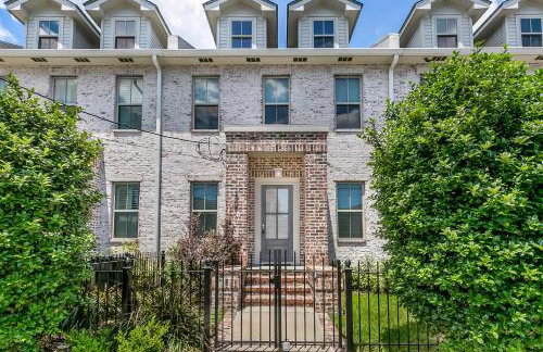 Spacious Loft-Style 3BR Townhouse by Hosteeva - Photo 40