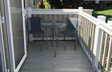 Deluxe 3 bedroomed caravan on Marton Mere with CH DG and decking - Photo 8