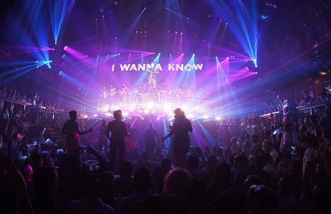 Fête dans la boîte de nuit Coco Bongo - Photo 1