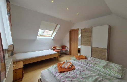 Komfortable 90 qm Ferienwohnung Berta mit 3 Schlafzimmern Küche Balkon Wohnzimmer mit großem LED TV InternetWiFi Flatrate und kostenlosen Parkplatz inklusive in Brilon Madfeld mit Rechnung - Foto 9