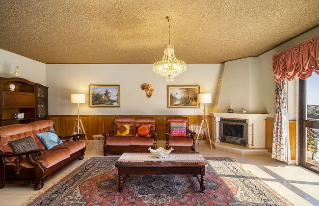 Perfect Family Hideout Residence W/Ac & 4Br + 5Ba - Photo 18