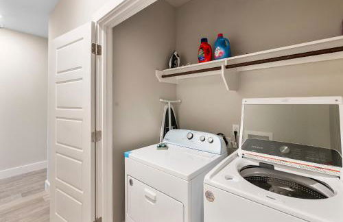 Stylish Townhouse with BBQ, Pool & Near Beach - Foto 12