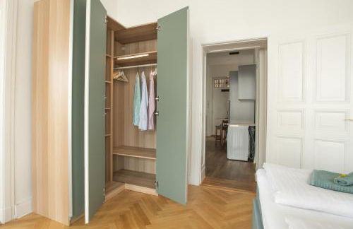 KAISER 02 by ROCKCHAIR Apartments l SUPERHOST Status l 3 Bedrooms Boxspringbeds 2 Bathrooms l Cozy Family & Business Flair 155 sqm 3 Balcony 2nd Floor Elevator up to 10 guests welcomes you! - Foto 31