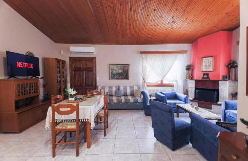 Red Roses-Traditional House - Photo 10