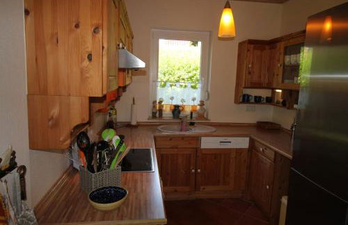 Seweko - Ferienhaus am Donnerberg - Kamin & Küche - Photo 12