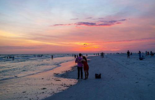 New! Remodeled, Pool-Side, 1-min to Beach Path! - Foto 60