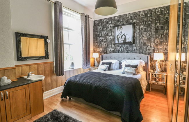 Peak Manor - Photo 3