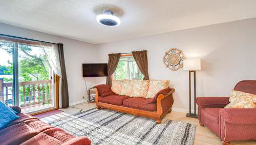 Lakefront Family Retreat with Private Dock! - Foto 5