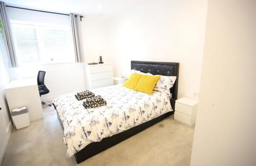 Spacious 3-Story Retreat with Rooftop Terrace and Modern Amenities - Foto 3