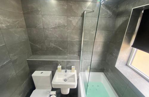 Modern 3 Bedroom Holiday Home -Jaquzzi Bath -Private Parking-suitable for contractors - Free WiFi - Foto 26