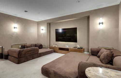 Walk to OTR! Hot Tub and Movie Room at Cincy Condo - Foto 19