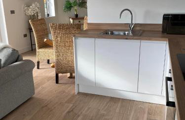 Studio Cabin Retreat with Hot Tub Sea and Downs views in Seaford with own garden - Foto 28