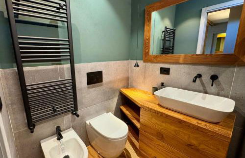 Luxury 9-Bed Apartment Steps from Ski Slopes with Parking & Ski Box - Photo 22