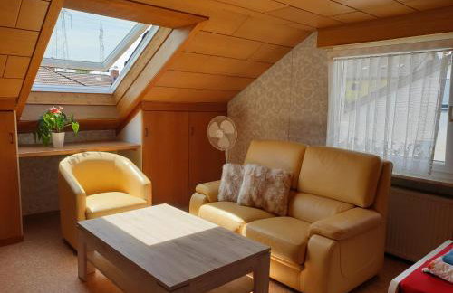 Sonnige ruhige Dachzimmer inkl WIFI plus Kaffee mit WG Dusche und neuer Küche - Foto 2