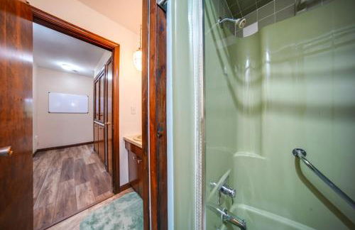 Lake Erie Getaway with Private Pool and Yard! - Foto 16